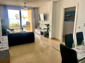 Lejlighed | Opholdsområde | 30-tommers tv med digitale kanaler