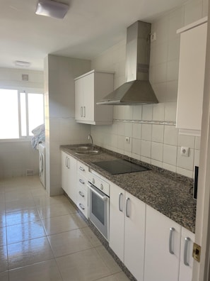 Lejlighed | Privat køkken | Køleskab, mikrobølgeovn, ovn, kogeplade