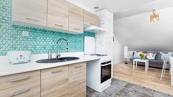 Apartment, 2 Schlafzimmer, Küche | Eigene Kochnische | Mikrowelle, Ofen, Wasserkocher mit Kaffee-/Teezubehör, Wasserkocher