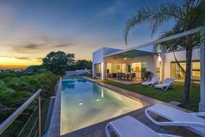 Een buitenzwembad, een sportzwembad