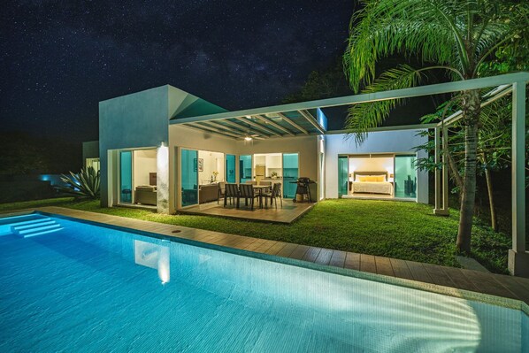 Een buitenzwembad, een sportzwembad