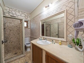 Een douche, een haardroger, handdoeken, shampoo