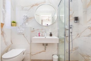 Douche, séchoir à cheveux, serviettes fournies, savon