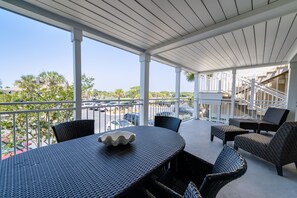 Outdoor dining - Colorful Atrium Villa! Great Location! Across from Beach! Pet Friendly!! Amenity Cards! (Seabrook Island)