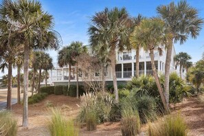 Exterior - Colorful Atrium Villa! Great Location! Across from Beach! Pet Friendly!! Amenity access included! (Seabrook Island)