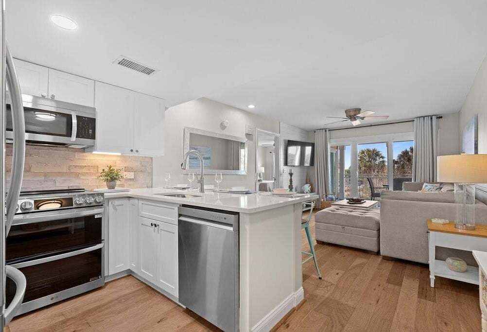 Jääkaappi, mikroaaltouuni, uuni, liesi