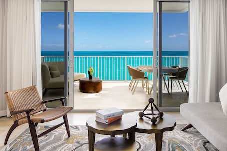 Televisión de pantalla plana. The St. Regis Bermuda Resort