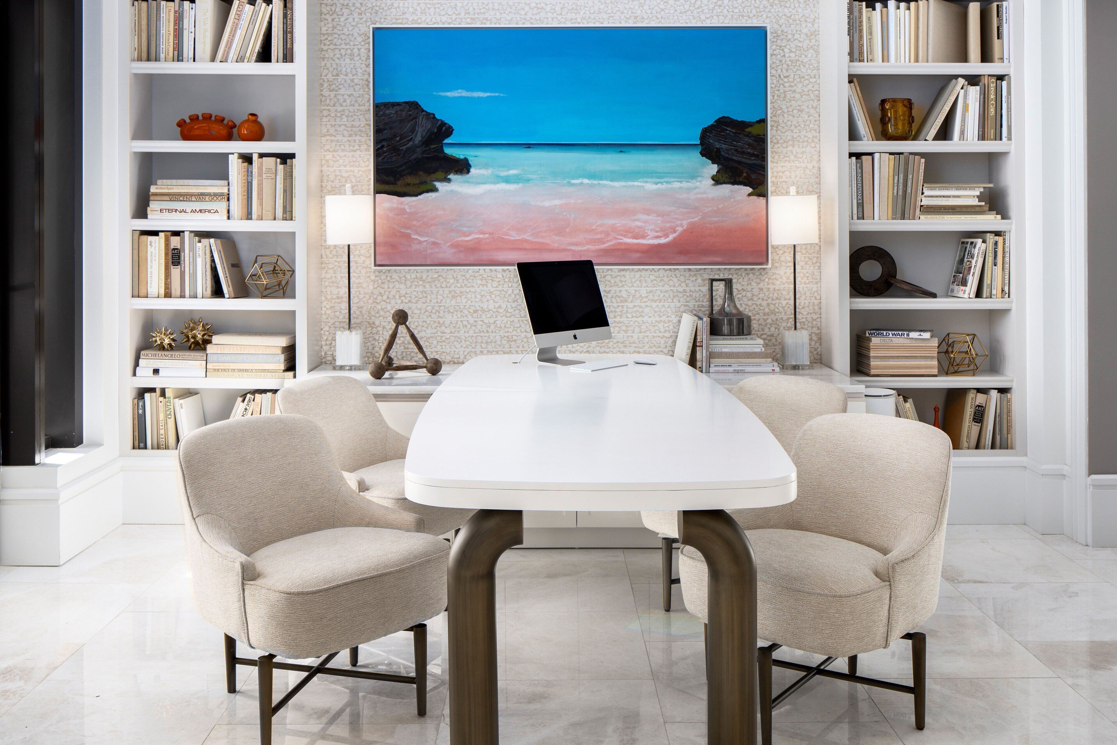 Una sala de estar moderna con un televisor de pantalla plana grande, sillones color beige y una mesa de centro blanca.