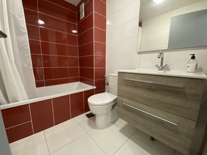 Baignoire, serviettes fournies