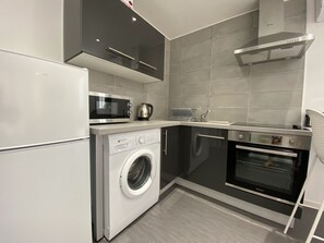 Jääkaappi, mikroaaltouuni, uuni, kahvin-/teenkeitin