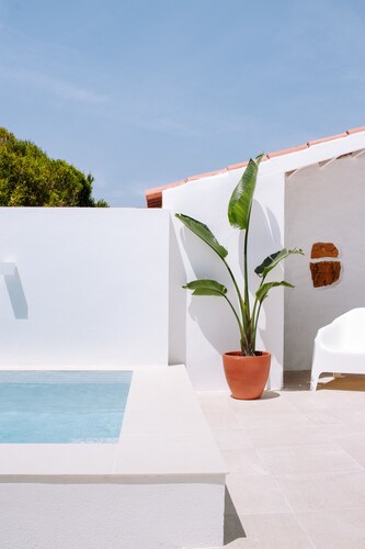 Charming loft with private heated* plunge pool and garden + shared swimming pool