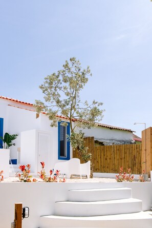 Property grounds - Charming loft with private heated* plunge pool and garden + shared swimming pool (Ericeira)