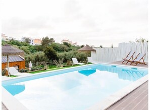 Una piscina al aire libre, una piscina climatizada