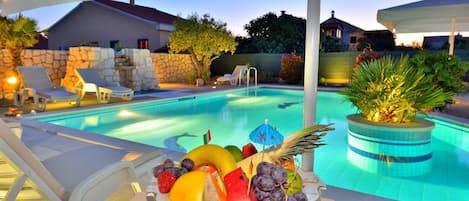 حمّام سباحة خارجي