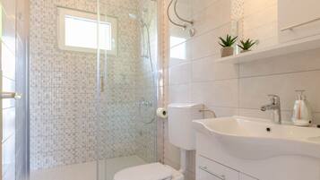 Apartment (One Bedroom Apartment (A2)) | Bathroom | Shower, towels