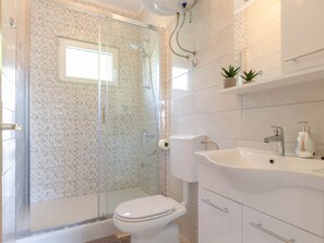 Departamento (One Bedroom Apartment (A2)) | Baño | Regadera y toallas 