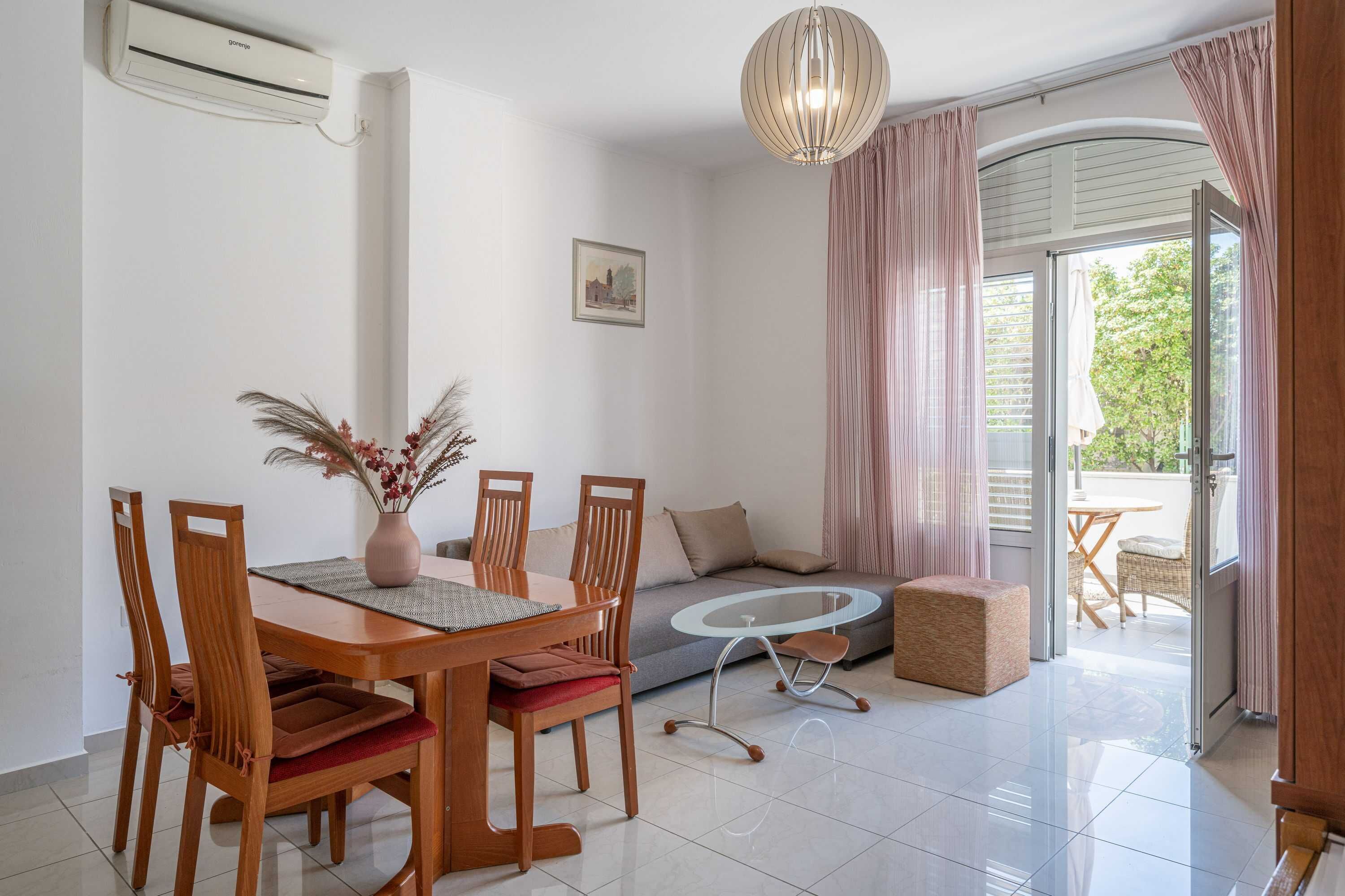 Leilighet (One Bedroom Apartment) | Oppholdsrom | TV