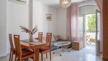 Leilighet (One Bedroom Apartment) | Oppholdsrom | TV