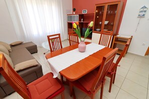 Apartment (One Bedroom Apartment) | Dining room