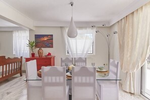Huvila | Yksityinen keittiö | Jääkaappi, mikroaaltouuni, uuni, liesi