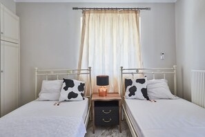 4 bedrooms, iron/ironing board, free WiFi, bed sheets - Harmony Vale- Anavissos (Saronikos)