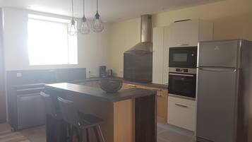 Refrigerador, microondas, horno, placa de cocina