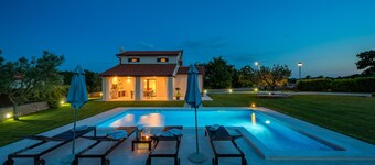Villa mit Schwimmbad, Garten und Kinderspielplatz