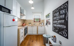 Réfrigérateur, four à micro-ondes, un four, surface de cuisson