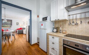 Réfrigérateur, four à micro-ondes, un four, surface de cuisson