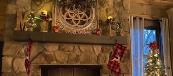 Sweets River Nest-riverfront/tube/hot tub/log cabin-fishing- Valle Crucis/App ST