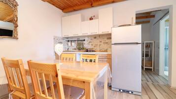 Ferienhaus (Two Bedroom Holiday Home - Terrace an) | Esszimmer