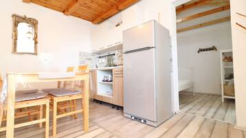 Ferienhaus (Two Bedroom Holiday Home - Terrace an) | Eigene Küche | Kühlschrank, Herdplatte, Kochgeschirr/Geschirr/Besteck