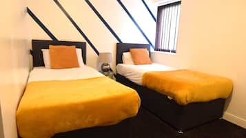 Habitación estándar con 2 camas individuales (Shared) | Tabla de planchar con plancha y ropa de cama