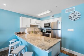 Kjøleskap, mikrobølgeovn, ovn og kokeplater