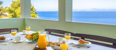 House (Three Bedroom Holiday Home with Sea V) | In-room dining
