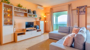 Nhà (Three Bedroom Holiday Home with Sea V) | Phòng khách | TV 
