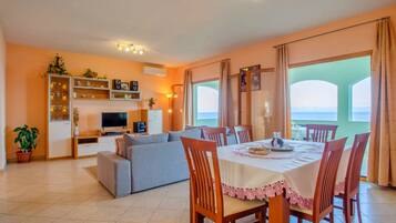 House (Three Bedroom Holiday Home with Sea V) | In-room dining
