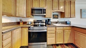 Condo, 2 Bedrooms | Private kitchen