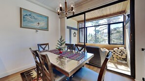 Condo, 2 phòng ngủ | Khu ăn uống