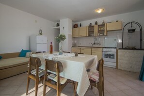 Appartement (Two Bedroom Apartment with Terrace an) | Cuisine privée | Réfrigérateur, vaisselle et ustensiles