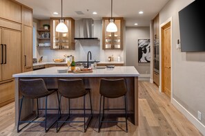 Kylskåp, mikrovågsugn, ugn och spishäll