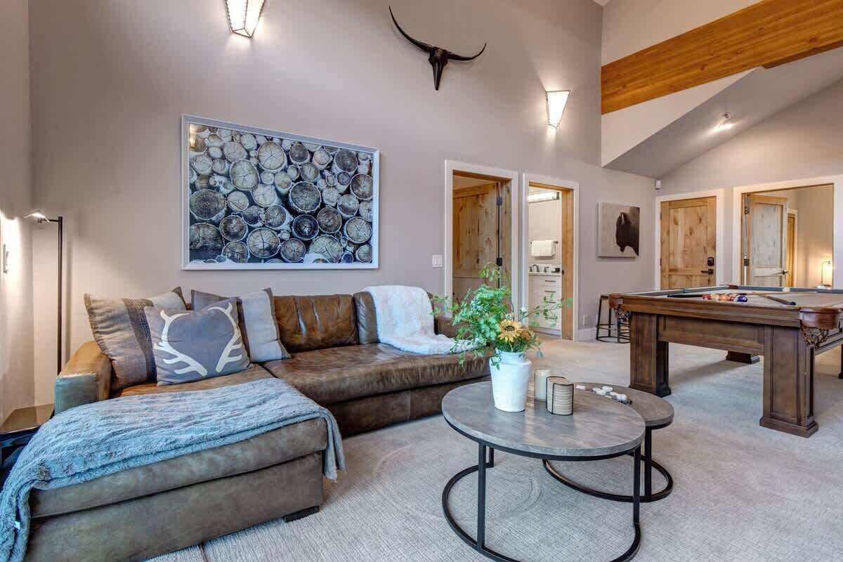 TV, fireplace, offices