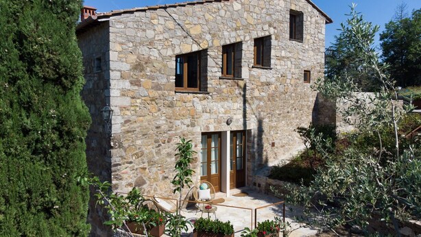 A stone building with a courtyard, featuring a door, windows, and outdoor seating. - Gittori, Gaiole in Chianti, Siena and Chianti (Gaiole in Chianti)