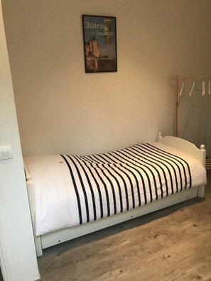 3 habitaciones, tabla de planchar con plancha, wifi y ropa de cama 