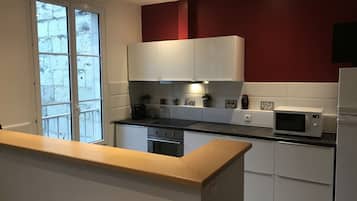 Refrigerador, microondas, horno, placa de cocina