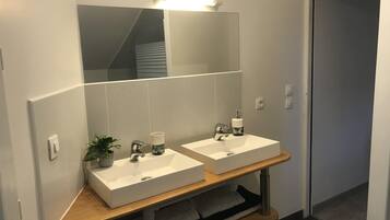 Een bad, een haardroger, handdoeken, toiletpapier