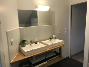 Bañera, secador de pelo, toallas y papel higiénico