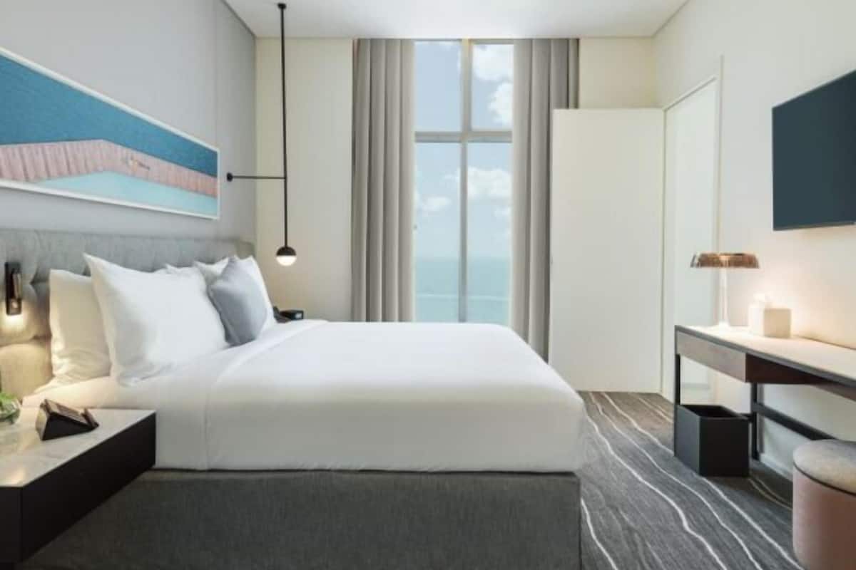 Deluxe Room, 1 King Bed, Sea View (Arabian)