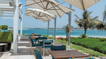 7 restaurantes; se sirven desayunos, almuerzos y cocina internacional