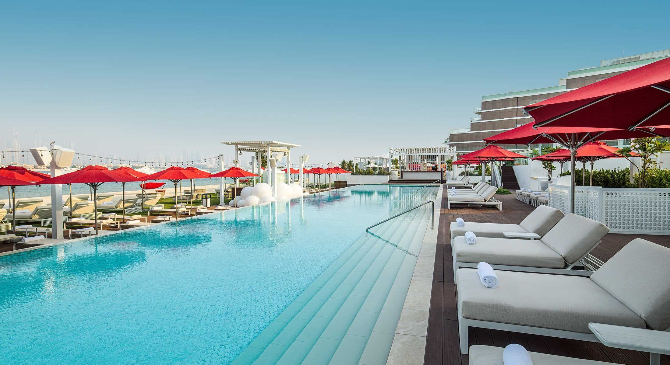 2 piscinas externas, funciona das 8h às 22h, espreguiçadeiras